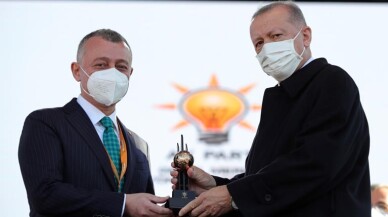 Cumhurbaşkanı Erdoğan, Başkan Büyükakın’a gençlik hizmetleri ödülünü verdi