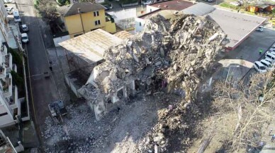 Gölcük’te depremin izleri silinmeye devam ediyor