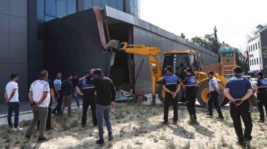 İş merkezine ait kaçak bölümler yıkıldı