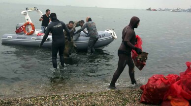 Gönüllüler kıyıdan, dalgıçlar su altında temizlik yaptı