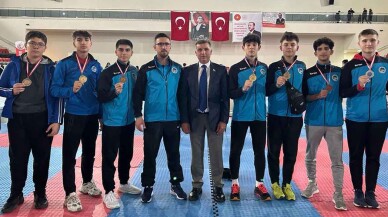 Sakarya Büyükşehir karate sporcuları madalyaları topladı