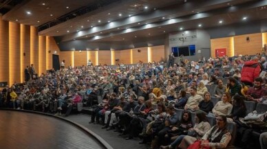 Büyükşehir tiyatrosu, İzmir’e ‘misafir’ oldu