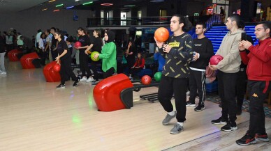 Bursa'da liseliler bowlingle stres atıyor