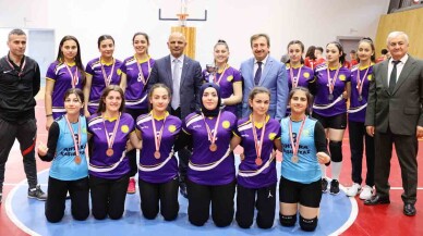 Körfez’de Liseler Arası Voleybol Turnuvası çekişmeli geçti