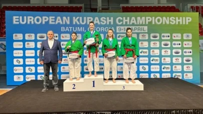 Ece Zurnacı Gürcistan’da Türk Bayrağı’nı dalgalandırdı