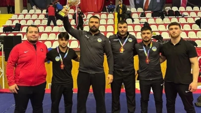 Sakaryalı güreşçiler Sivas’ta şampiyon oldu