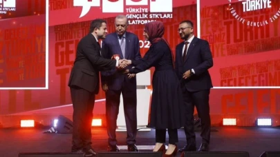 Dr. Mustafa Akgün, Türkiye Gençlik Zirvesi’nde “Akademi Ödülü”ne layık görüldü - DARK Haber Ajansı