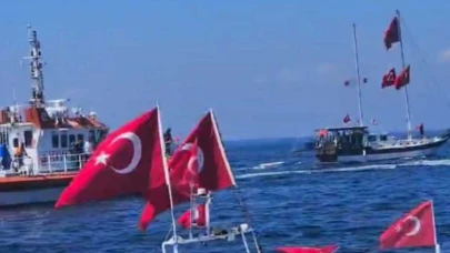 Türk bayraklarıyla süslenen tekneler Avşa kıyılarında zafer coşkusu yaşattı