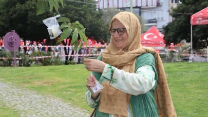 İzmitliler güne ağaçtan pişmaniye toplayarak başladı!