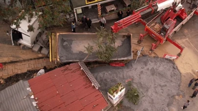 Kazı alanına saplanan kamyon vinç yardımıyla kurtarıldı