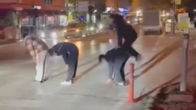 Yaya geçidinden karşıya birdirbir oynayarak geçtiler