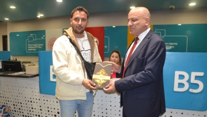 Ehliyetini yenilerken, günün talihlisi oldu