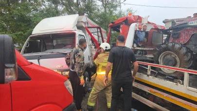 Bursa'da çekici ile kamyonet çarpıştı 4 yaralı