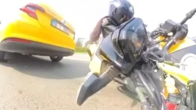 Trafiğin sıkıştığını görmeyen motosikletli, önünde duran taksiye çarptı