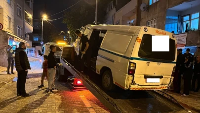 Küçükçekmece’de otomobil park halindeki 4 araca çarptı: 2 yaralı