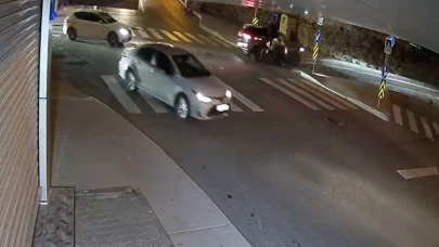Arnavutköy'de motosikletle otomobil çarpıştı: 2 yaralı