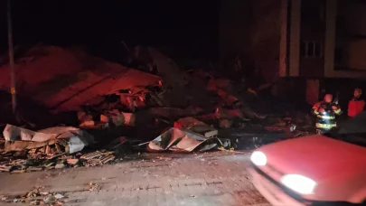 Balıkesir Sındırgı’da boş olan üç bina yıkıldı