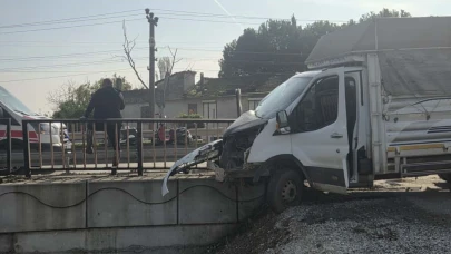 Kontrolden çıkan kamyonet köprü demirlerine saplandı