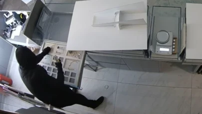 Başakşehir'de AVM içindeki kuyumcu 4 dakikada soyuldu