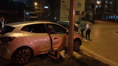 Kaza yapan otomobil refüje çarpıp durabildi