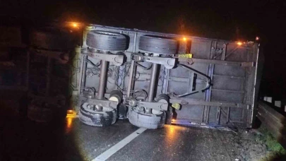 Bilecik’te tır devrildi, yol ulaşıma kapandı