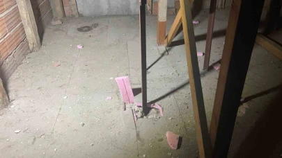 Kabus gibi gece: Yıldırım 4 katlı binanın çatısına düştü, mahalleli sokağa döküldü