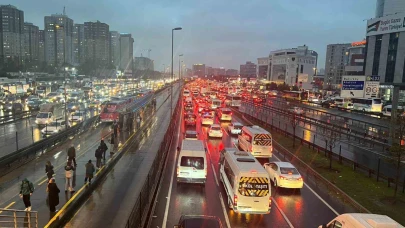 İstanbul’da yağışla birlikte trafik yoğunluğu yüzde 90’a ulaştı