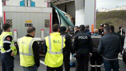 Otoyolda geri geri gelen tıra kamyonet çarptı: 1 ölü, 1 yaralı