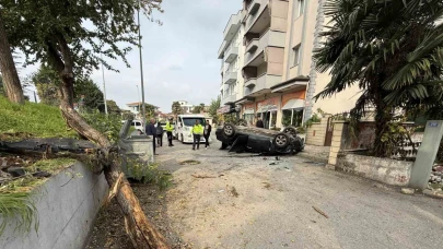 Taklalar atarak hurdaya dönen otomobilden burnu kanamadan çıktı