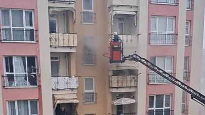 İtfaiye eri, oksijen maskesini vatandaşa verip hayatını kurtardı