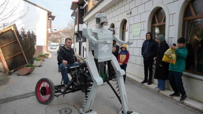 Hurda malzemelerden robot yaptı: Gören telefonuna sarılıyor