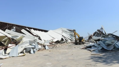 Çalı’da 2 bin metrekarelik kaçak depo yıkıldı