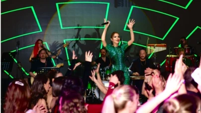 Gülben Ergen Bursa'da Sahne Aldı, Gecenin Yıldızı Oldu - DARK Haber Ajansı