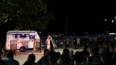 “Karavan Tiyatro“ Bursalılarla buluştu