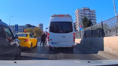 Esenyurt’ta Minibüsün Önünü Kesip Camlarını Kırdılar