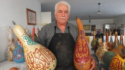 Balıkesirli sanatçı hat yazıları ile süslediği kabakları fuarda sergileyecek