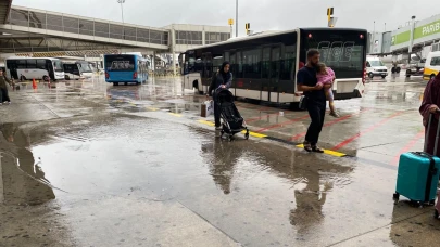 Sağanak yağış Sabiha Gökçen'deki yolculara zor anlar yaşattı