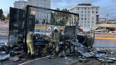 Küçükçekmece’de kargo yüklü kamyonet alev alev yandı