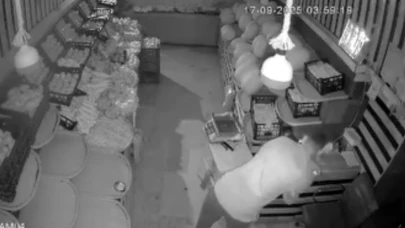 Önce paraları sonra meyveleri çalan şüpheli kamerada
