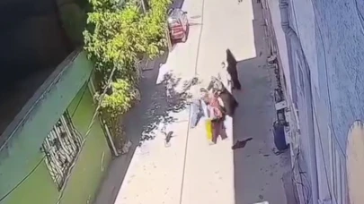 3 kadın, kucağında çocuğu olan anneyi tekme tokat dövdü