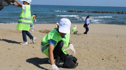 İsveç’te başlayan ‘plogging’ akımı Karasu Sahili’ne ulaştı