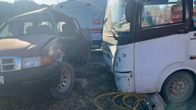 Çanakkale’de işçi minibüs ile hafif ticari araç çarpıştı