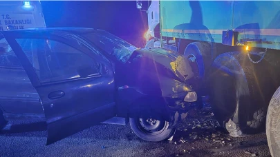 Susurluk'ta kamyonla çarpışan otomobildeki 2 kişi yaralandı