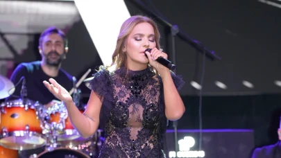 Demet Akalın Ankara Oran Açık Hava Konserinde hayranlarını coşturdu