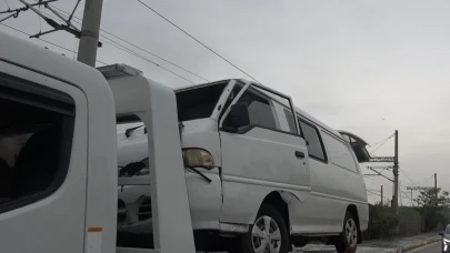 Kaygan zeminde kontrolden çıkan minibüs devrildi: 1 yaralı