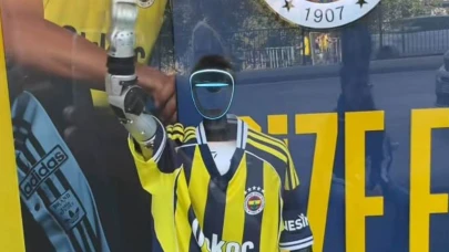 Kadıköy'de Fenerbahçe forması giyen robot ilgi odağı oldu