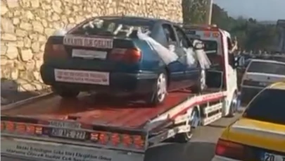 Bozulan gelin arabası yoluna çekicinin üzerinde devam etti