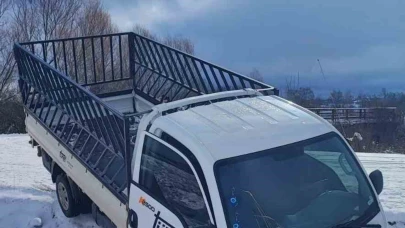Buzlu yolda kayan araç tarlaya uçtu; 1 yaralı