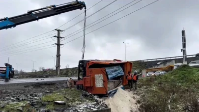 Eyyüpsultan’da kar küreme aracı buzlu yolda devrildi: 1 yaralı