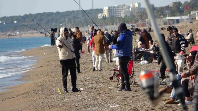 Antalya’da sahile akın eden vatandaşlar güneşin tadını çıkardı